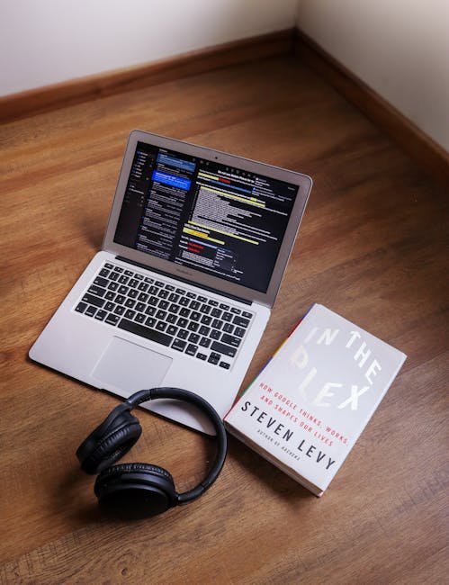 プログラミング学習者がノートパソコンでコードを書いている様子