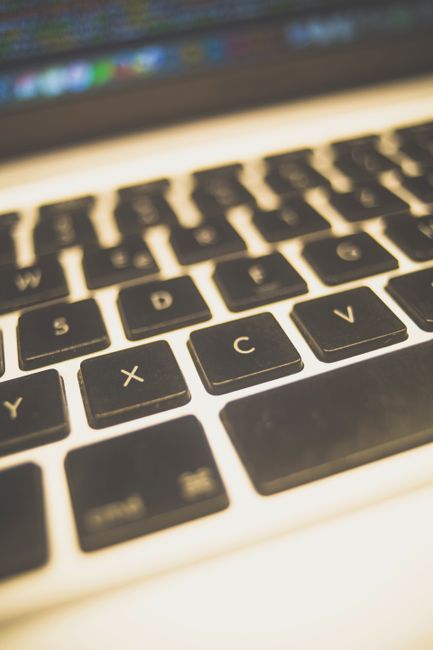 プログラミング学習用のモジュール式ダッシュボードを表示するノートパソコン